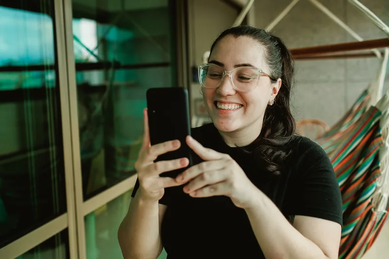 Sugar baby vérifiant son profil avant de le publier sur son téléphone